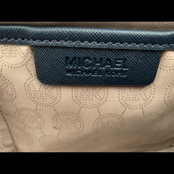 Authentic Michael Kors Large Selma Satchel - Picture 7 of 8